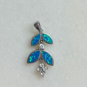 Flower designed with roun-cut CZ Blue fire opal sterling silver pendant necklace